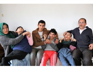 Emine annenin yüreği "engelli üçüzleri" için atıyor