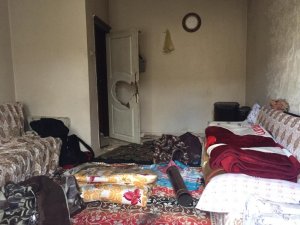 Çocuklarının kapısını kitledi, karısını tahra ile öldürdü