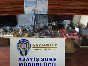 Güvenlik kameralarını sonradan fark eden hırsızlar kayıt cihazını da çaldı
