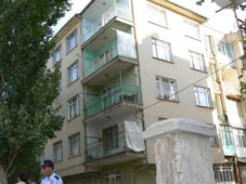 Eski apartmanı mühürlediler