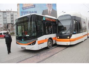 Tramvay ile halk otobüsü çarpıştı