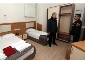 Bakan Akar uzman erbaşlar için yapılan misafirhanede incelemelerde bulundu