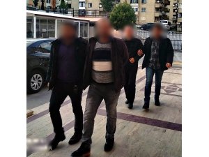 Kuşadası’nda aranan 2 zanlı yakalandı