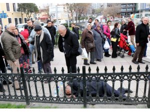 Herkes başına toplandı, nedenini öğrenen uzaklaştı