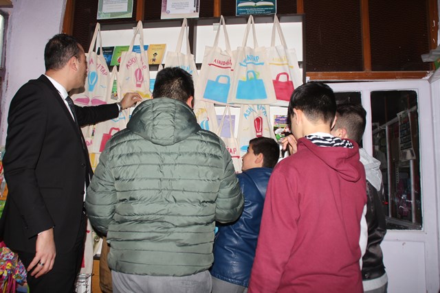 Yunak'ta Askıda Kitap projesi hayata geçirildi