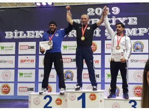 Bilek Güreşi Şampiyonası’ndan Kağıtspor ödülle döndü