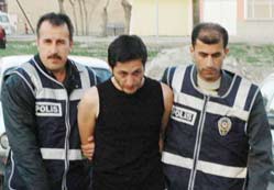 Ağabeyini sırtından bıçakladı