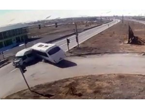 Polisleri taşıyan araçla yolcu minibüsünün çarpıştığı kaza kamerada
