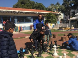 Antalya polisi çocukları hem eğlendirdi hem bilgilendirdi