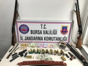 Uyuşturucu ve silahla yakalanan 2 kişi tutuklandı