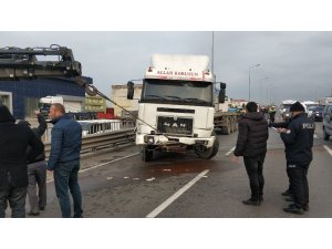 Çekici bariyere çarptı: 1 yaralı