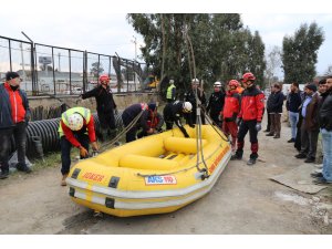 İzmir'de toprak altında kalan 2 bekçiyi arama çalışmaları devam ediyor