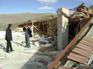 Şiddetli rüzgar çatıları uçurdu!