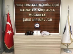 El çantasından uyuşturucu çıktı