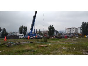 Göçük alanındaki çalışma yağmura rağmen devam ediyor