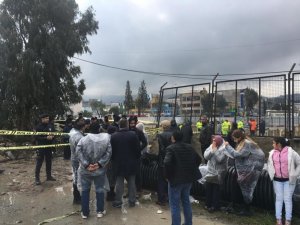 İzmir’in Konak ilçesinde, yapımı devam eden metro vagonu yer altı park alanının inşaatında meydana gelen göçüğün ardından, enkaz altında kalan iki kişiden birinin cesedine ulaşıldı. Ekipler, yağmur altında ulaştıkları cansız