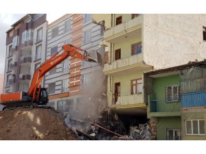 2 kişinin hayatını kaybettiği kazada kamyonun çarptığı bina yıkıldı