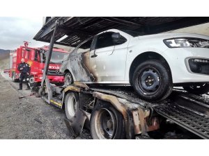 Erzincan’da araç yüklü tırda yangın çıktı