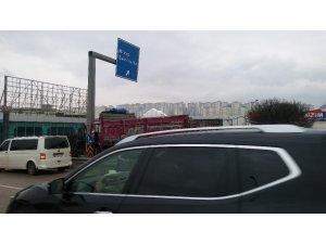 Yön tabelasına çarpan kamyon sürücüsü yaralandı