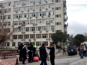 İzmir’deki Tepecik Eğitim ve Araştırma Hastanesi’nde yangın çıktı. İtfaiye ekipleri yangına müdahale ederken, hastanede bulunan hastalarda camlardan tahliye ediliyor.