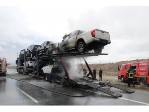 Erzincan'da araç yüklü tırda yangın