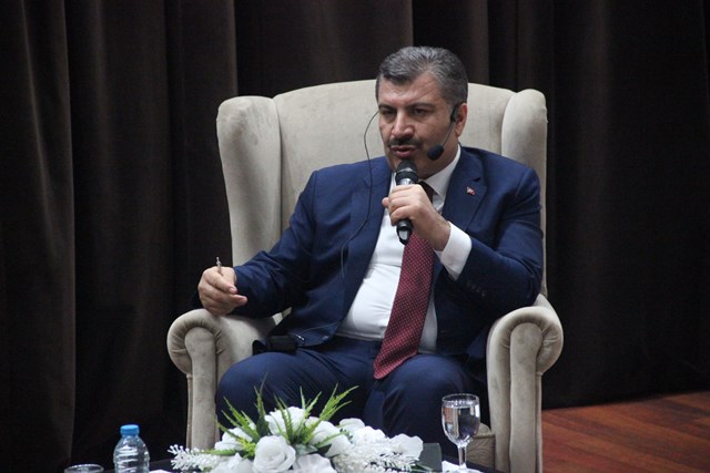 Bakan Koca, Konya'da tıp öğrencileriyle bir araya geldi