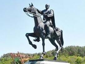 Dev Atatürk heykelini diktiler turist bekliyorlar