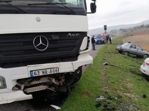 Kamyon ile otomobiller çarpıştı: 5 yaralı
