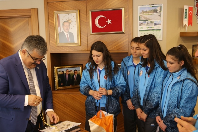 Başkan Özgüven: Okullarımızın ve öğrencilerimizin her zaman yanındayız