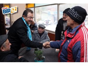 Başkan adayı Deniz Köken "sevgi yürüyüşü"nde vatandaşlara çiçek dağıttı