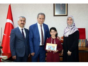 Parkta oynarken bulduğu parayı polise teslim etti