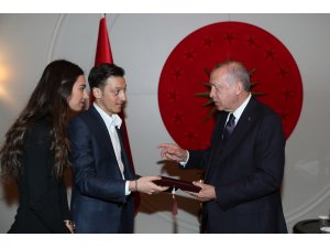 Cumhurbaşkanı Erdoğan, futbolcu Mesut Özil'i kabul etti