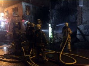 Metruk bina alevlere teslim oldu, yürekler ağızlara geldi
