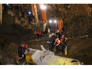 İzmir’deki göçük faciasında ulaşılan ikinci işçinin cansız bedeni enkazdan çıkarıldı