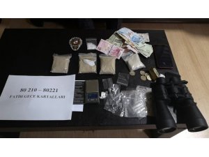 18 yaşından küçük Afganistanlı uyuşturucu satıcısı suçüstü yakalandı