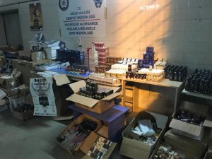 Polis kaçak cinsel içerikli ürünler ele geçirdi