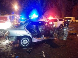 Hurdaya dönen otomobilden sağ kurtuldu