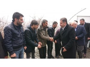 Milletvekili Fırat yağmur çamur dinlemiyor