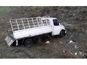 Kamyonet 50 metrelik uçurumdan uçtu: 2 yaralı