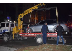 Kaza yapan araç sürücüsü otomobili bırakıp kaçtı: 2 yaralı