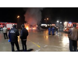 Dinlenme tesisine park ettiği tekstil yüklü tır alev alev yandı