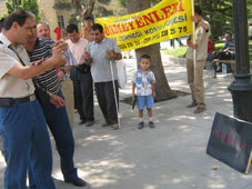 Barış için İsrail'i taşladılar