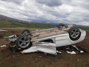 Bariyerlere çarpan otomobil takla attı: 2 yaralı