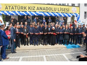 Bakan Selçuk Malatya’da okul açılışına katıldı