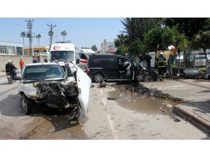 Adana’da otomobil ile hafif ticari araç kafa kafaya çarpıştı: 3 yaralı