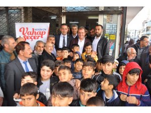 Çocuklar başkan adayı Seçer’den üst geçit istedi