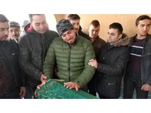 Düğününde annesi öldürülen damat, tabutun başında gözyaşı döktü