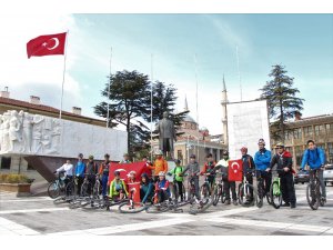 Pedallarını 18 Mart şehitleri için çevirdiler