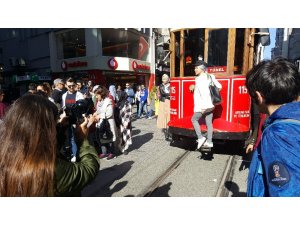 Binali Yıldırım İstiklal Caddesi’nde tramvayla karanfil dağıttı