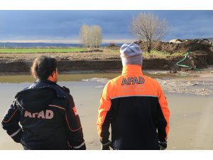 Taşkın suyuna kapıldığı sanılan kişiyi arama çalışmaları sürüyor
